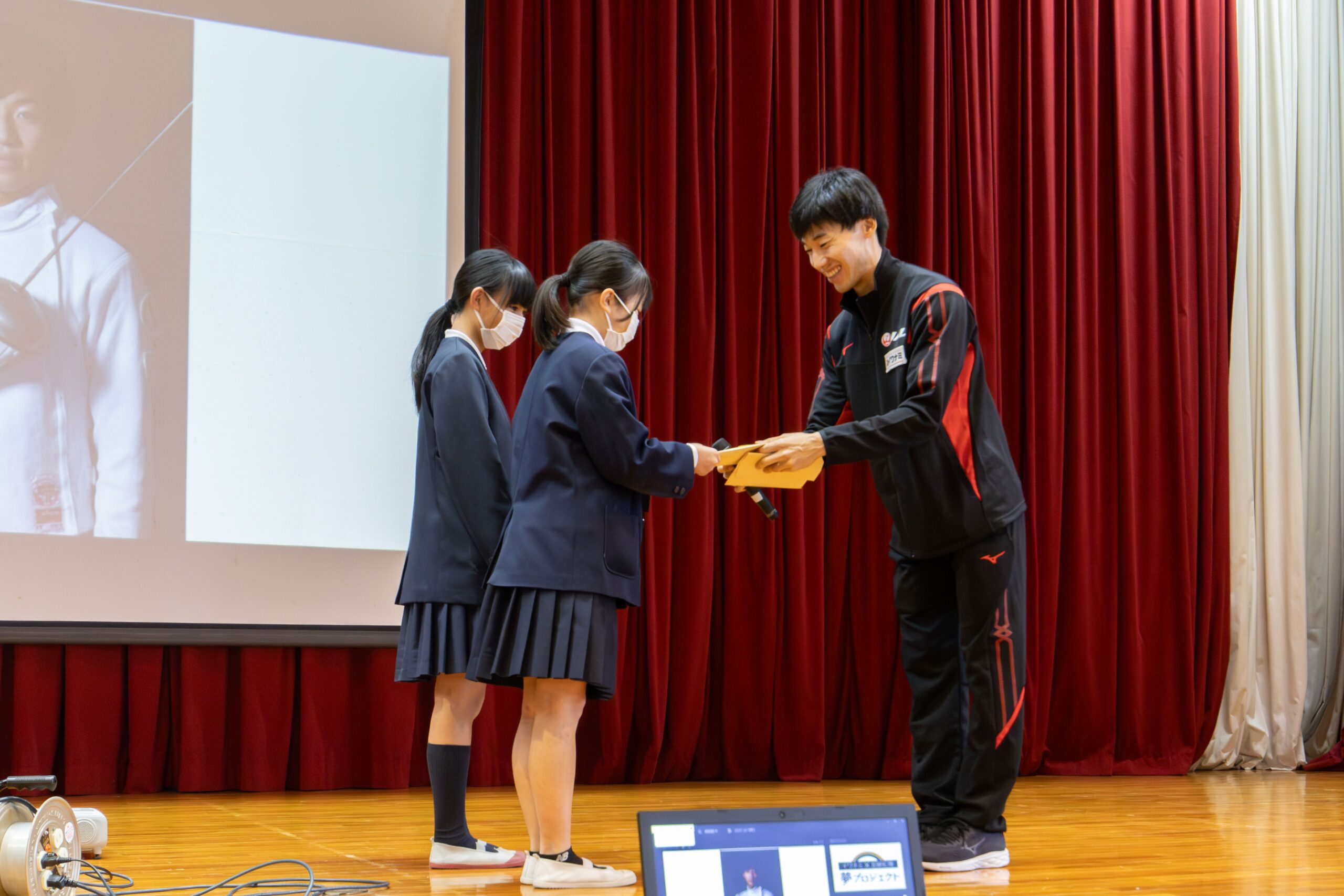  由宇小学校でフェンシング加納選手とイベントを行いました   アイフルホーム | イワナミ 岩国市柳井市益田市浜田市の注文住宅