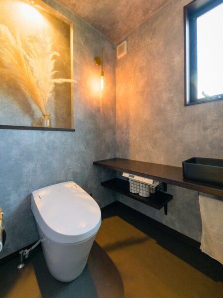  トイレ事例集｜アクセントクロスで空間を演出こだわりのトイレ写真集   アイフルホーム | イワナミ 岩国市柳井市益田市浜田市の注文住宅