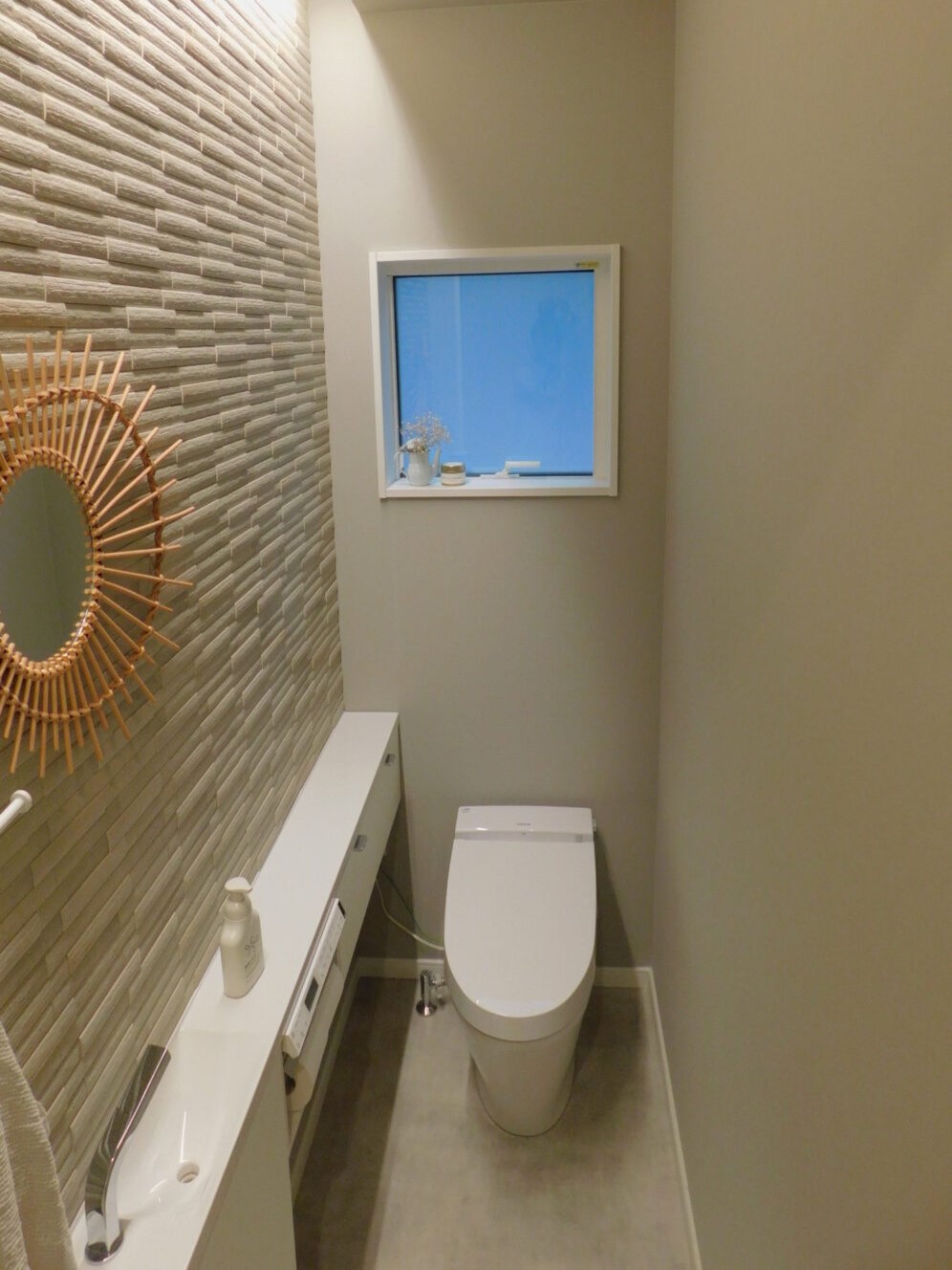  トイレ事例集｜アクセントクロスで空間を演出こだわりのトイレ写真集   アイフルホーム | イワナミ 岩国市柳井市益田市浜田市の注文住宅