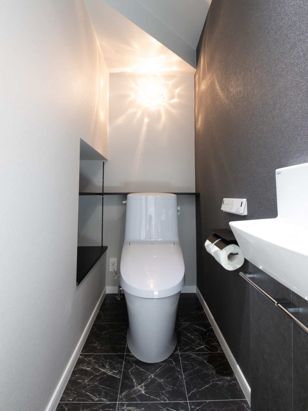  トイレ事例集｜アクセントクロスで空間を演出こだわりのトイレ写真集   アイフルホーム | イワナミ 岩国市柳井市益田市浜田市の注文住宅