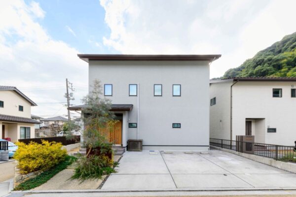  吹き抜けが開放的な個性とセンスが光る家   アイフルホーム | イワナミ 岩国市柳井市益田市浜田市の注文住宅