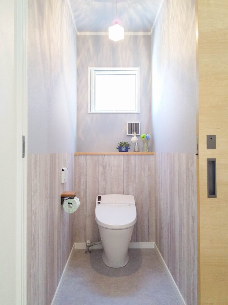  トイレ事例集｜アクセントクロスで空間を演出こだわりのトイレ写真集   アイフルホーム | イワナミ 岩国市柳井市益田市浜田市の注文住宅