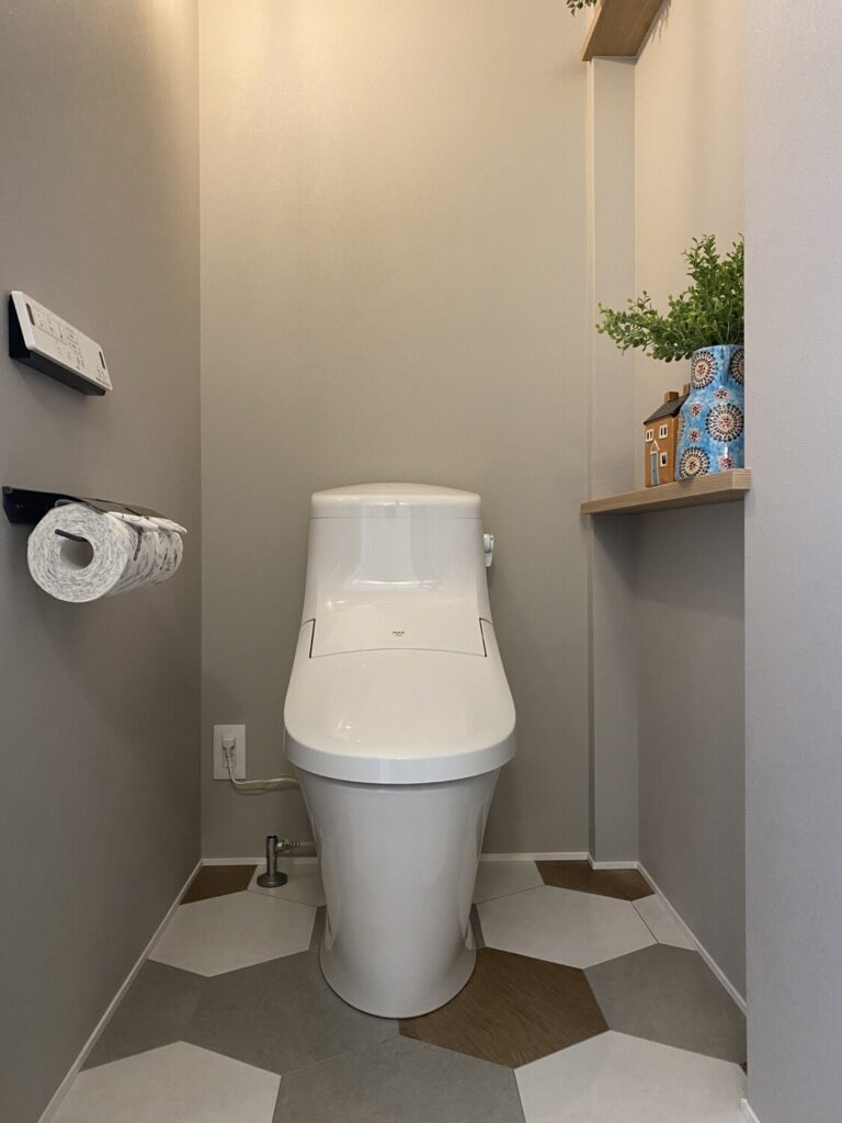  トイレ事例集｜アクセントクロスで空間を演出こだわりのトイレ写真集   アイフルホーム | イワナミ 岩国市柳井市益田市浜田市の注文住宅