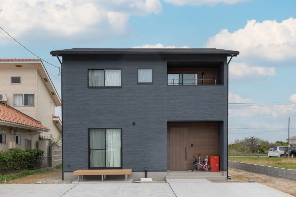  規格住宅で建てたネイビーのシンプルモダンな外観の家   アイフルホーム | イワナミ 岩国市柳井市益田市浜田市の注文住宅
