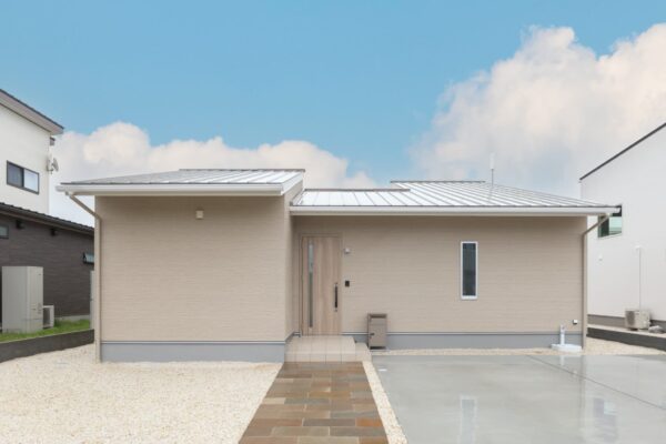  中庭のあるコの字型の平屋   アイフルホーム | イワナミ 岩国市柳井市益田市浜田市の注文住宅