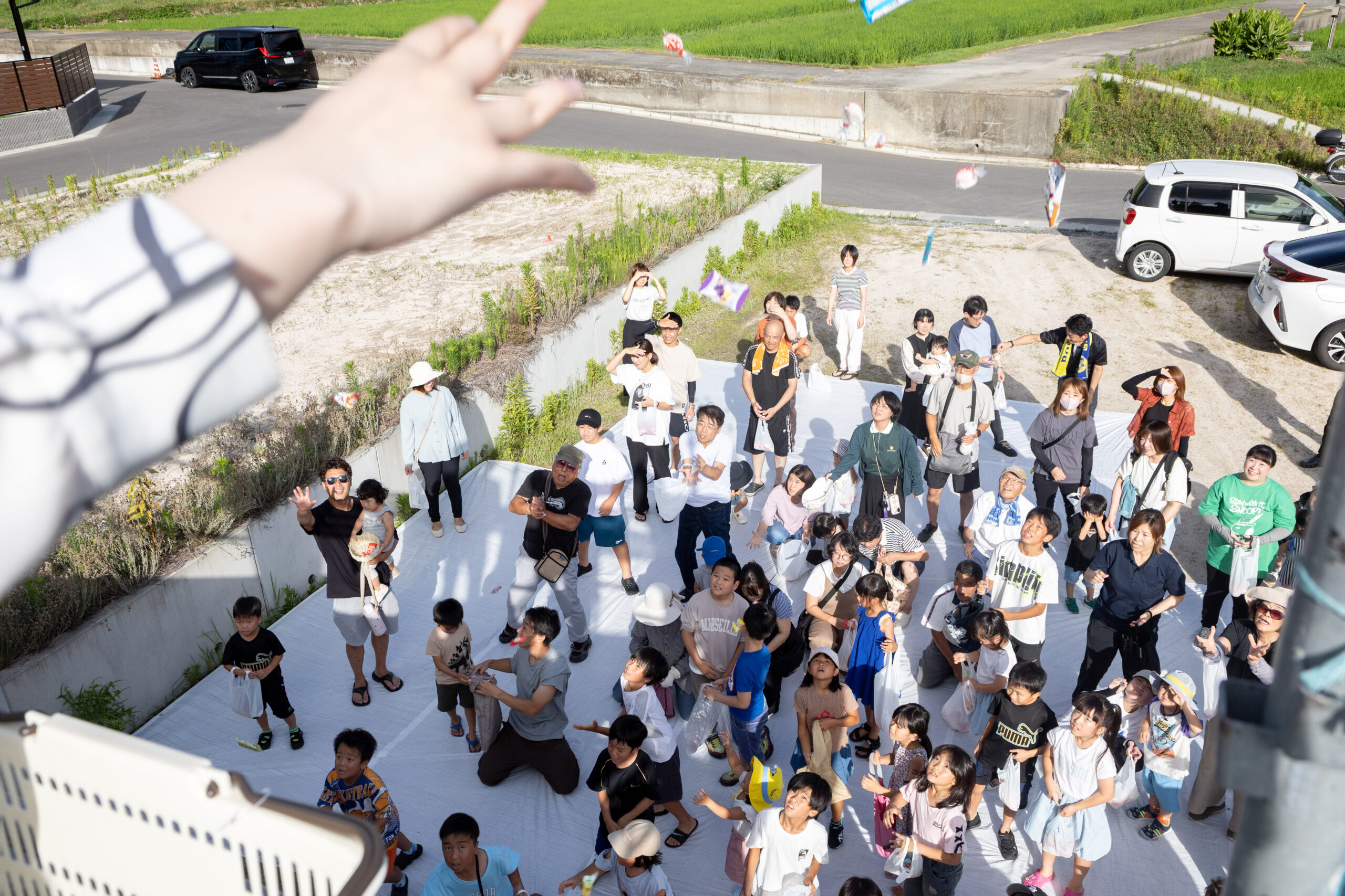  柳東モニターハウスの上棟を記念して餅まきを行いました   アイフルホーム | イワナミ 岩国市柳井市益田市浜田市の注文住宅