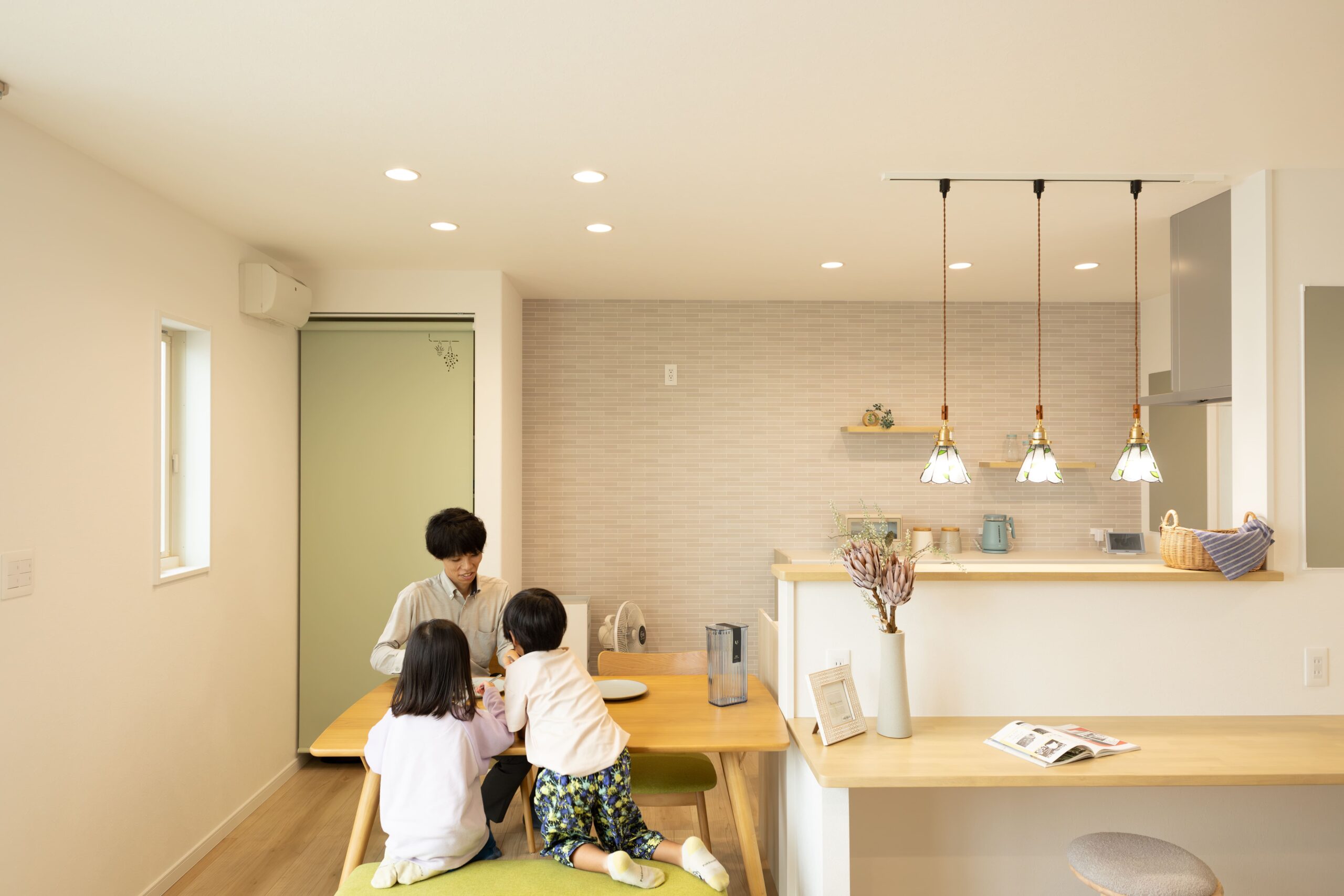  子どもが自然と机に向かう家｜リビング学習がしやすい間取りとは   アイフルホーム | イワナミ 岩国市柳井市益田市浜田市の注文住宅