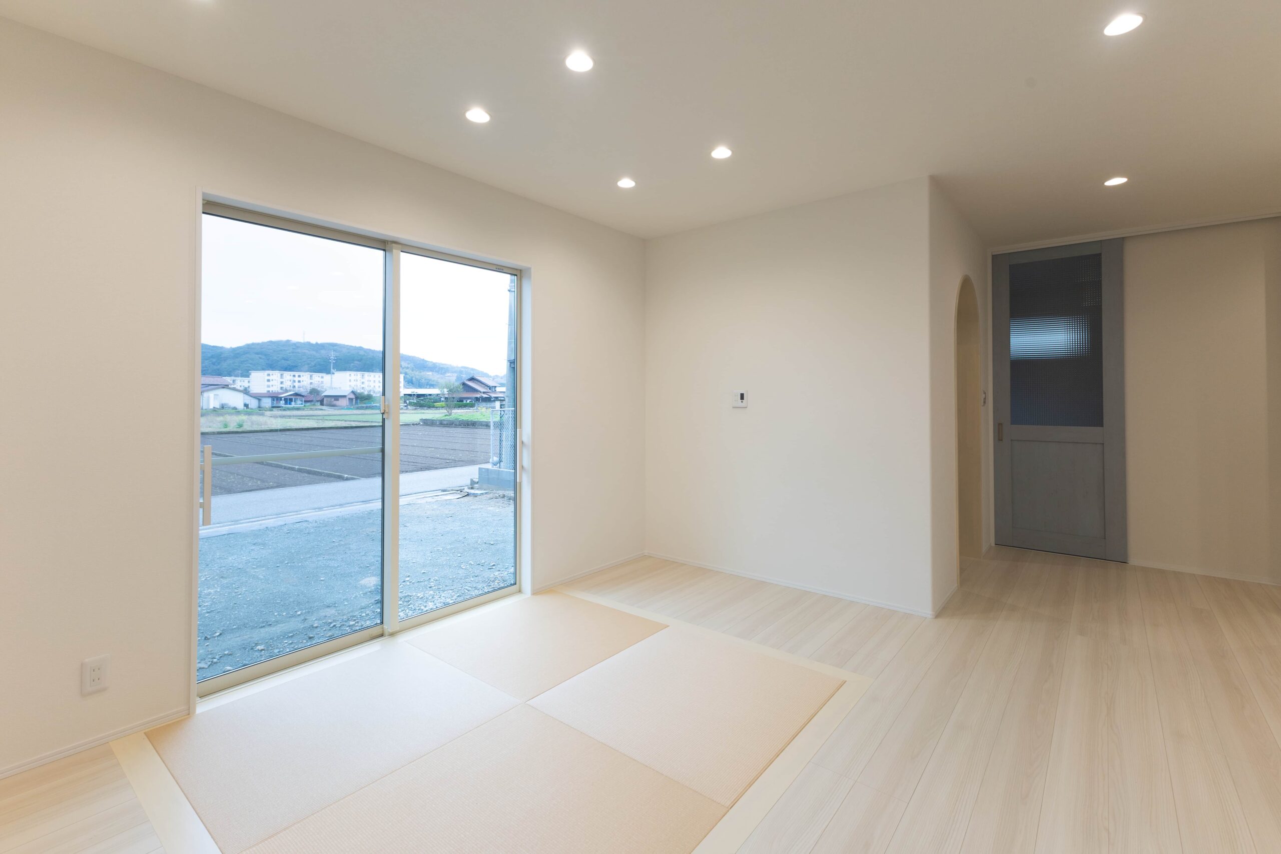 家族がつながるキッチン中心の南欧風の家