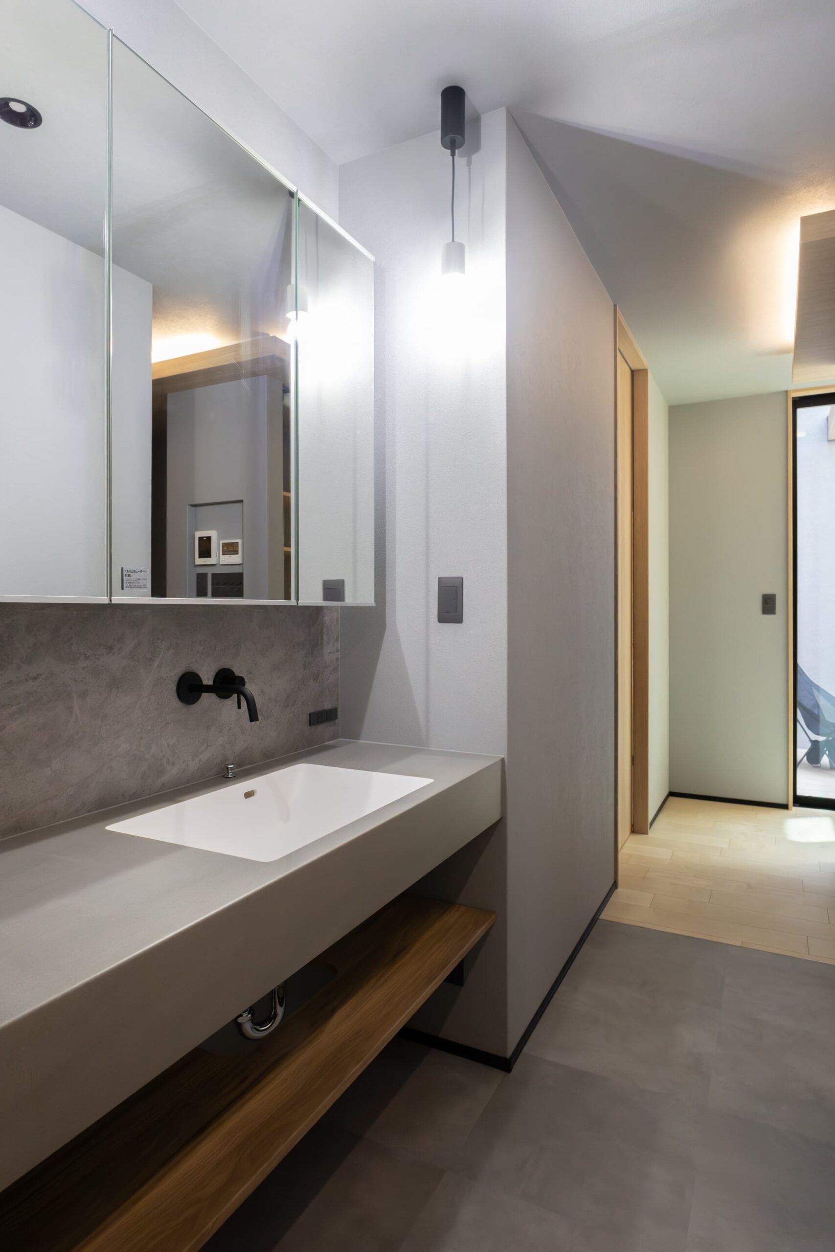 色、素材、光にこだわった中庭のあるお家