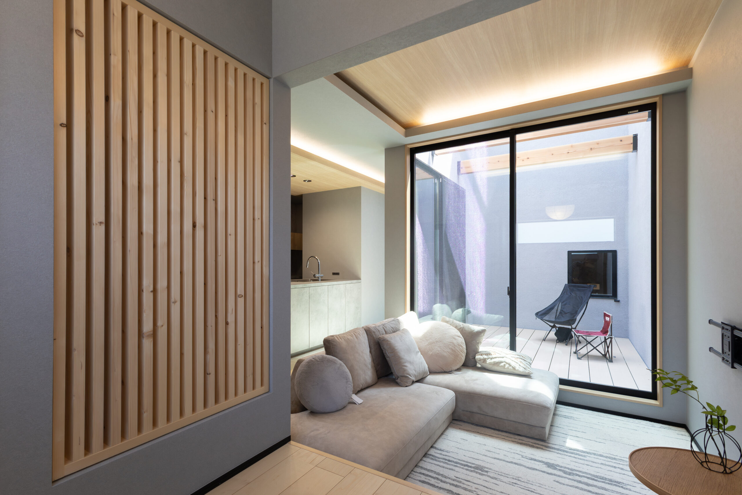 色、素材、光にこだわった中庭のあるお家