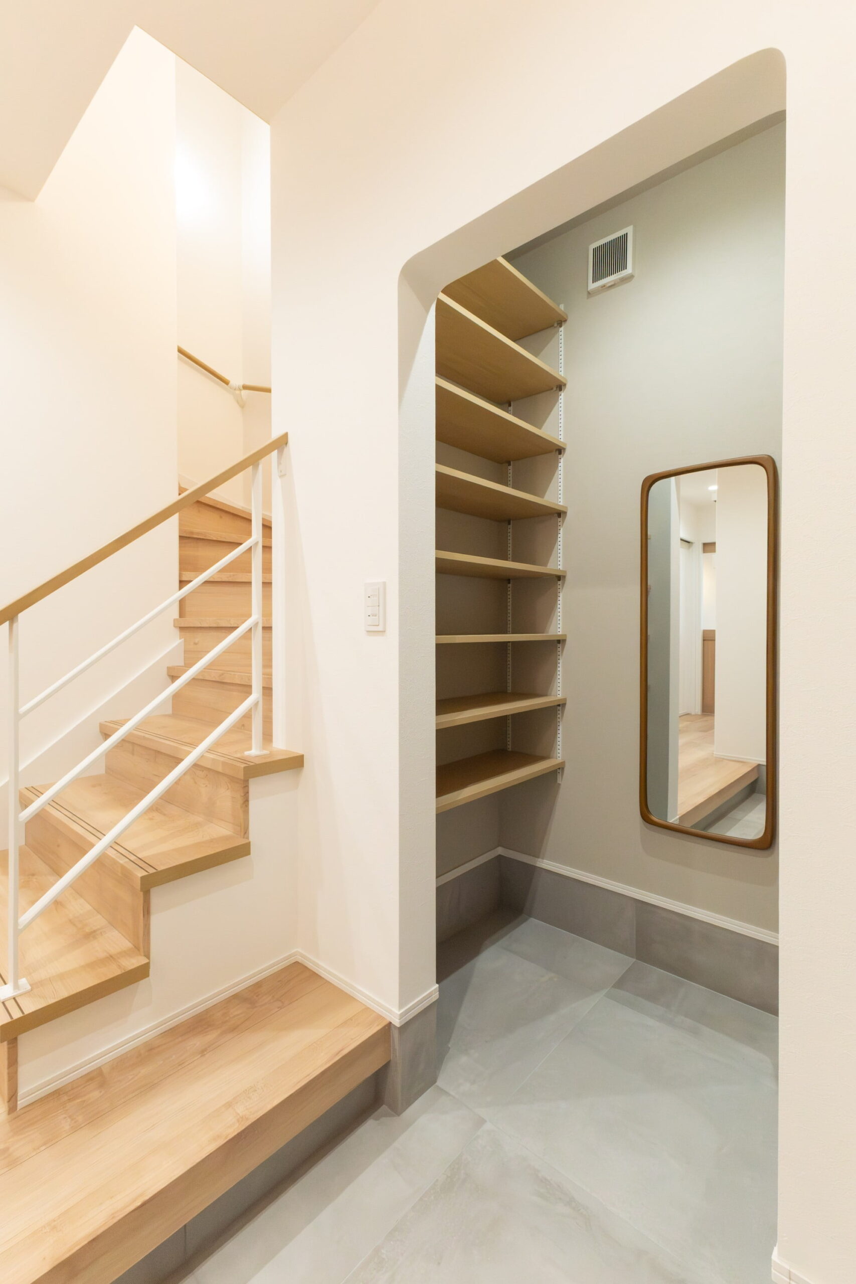 木に包まれたカフェライクなお家