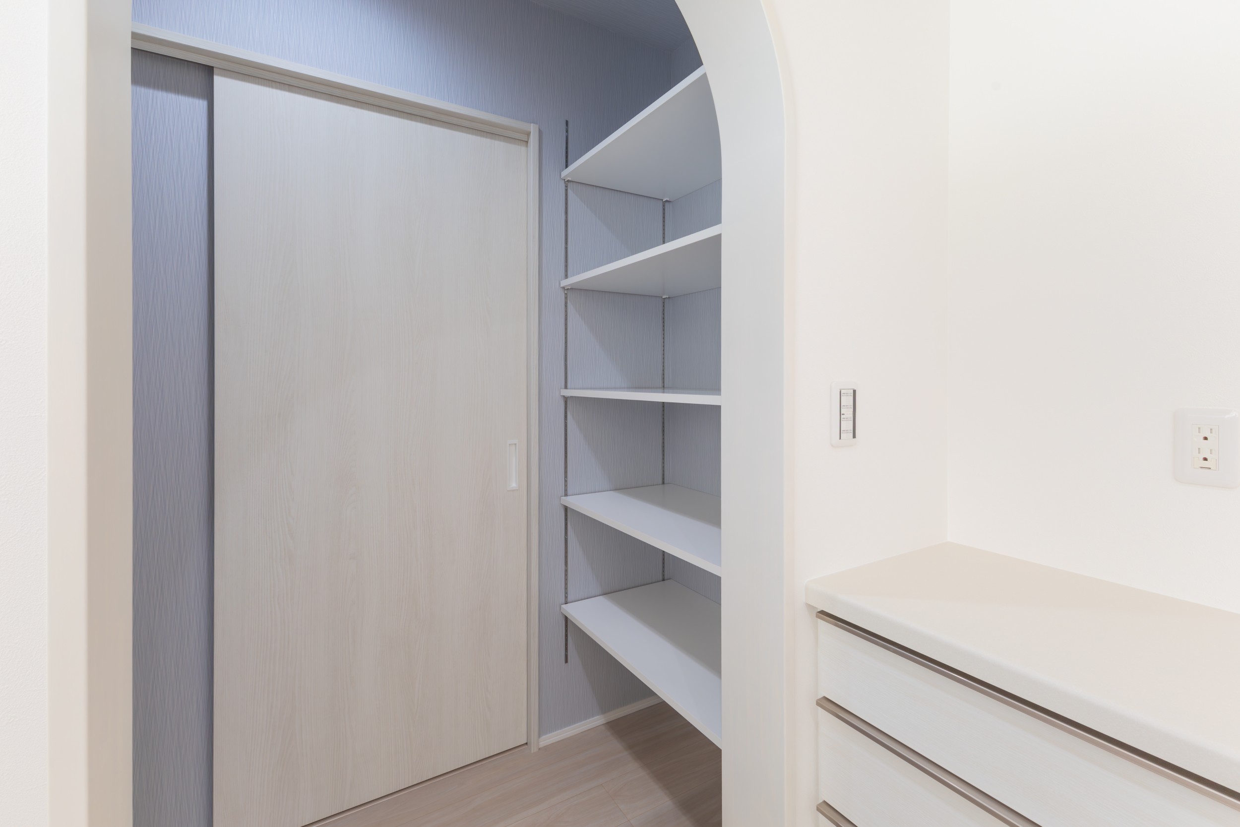 光と高さで広がる、ムダのない収納動線の平屋