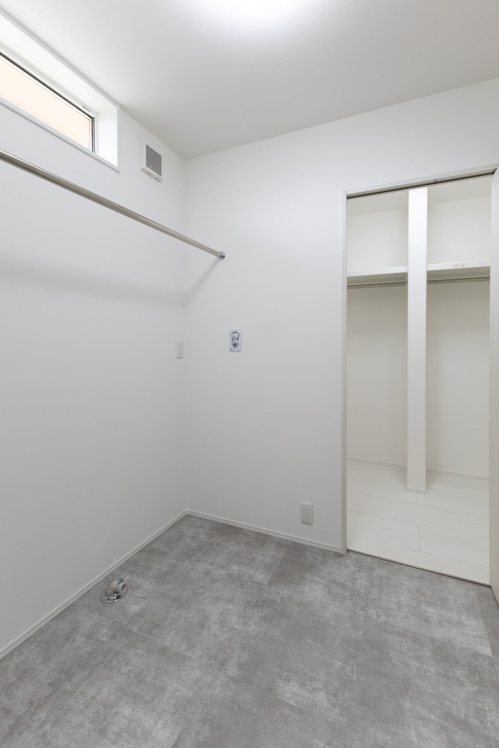 光と高さで広がる、ムダのない収納動線の平屋