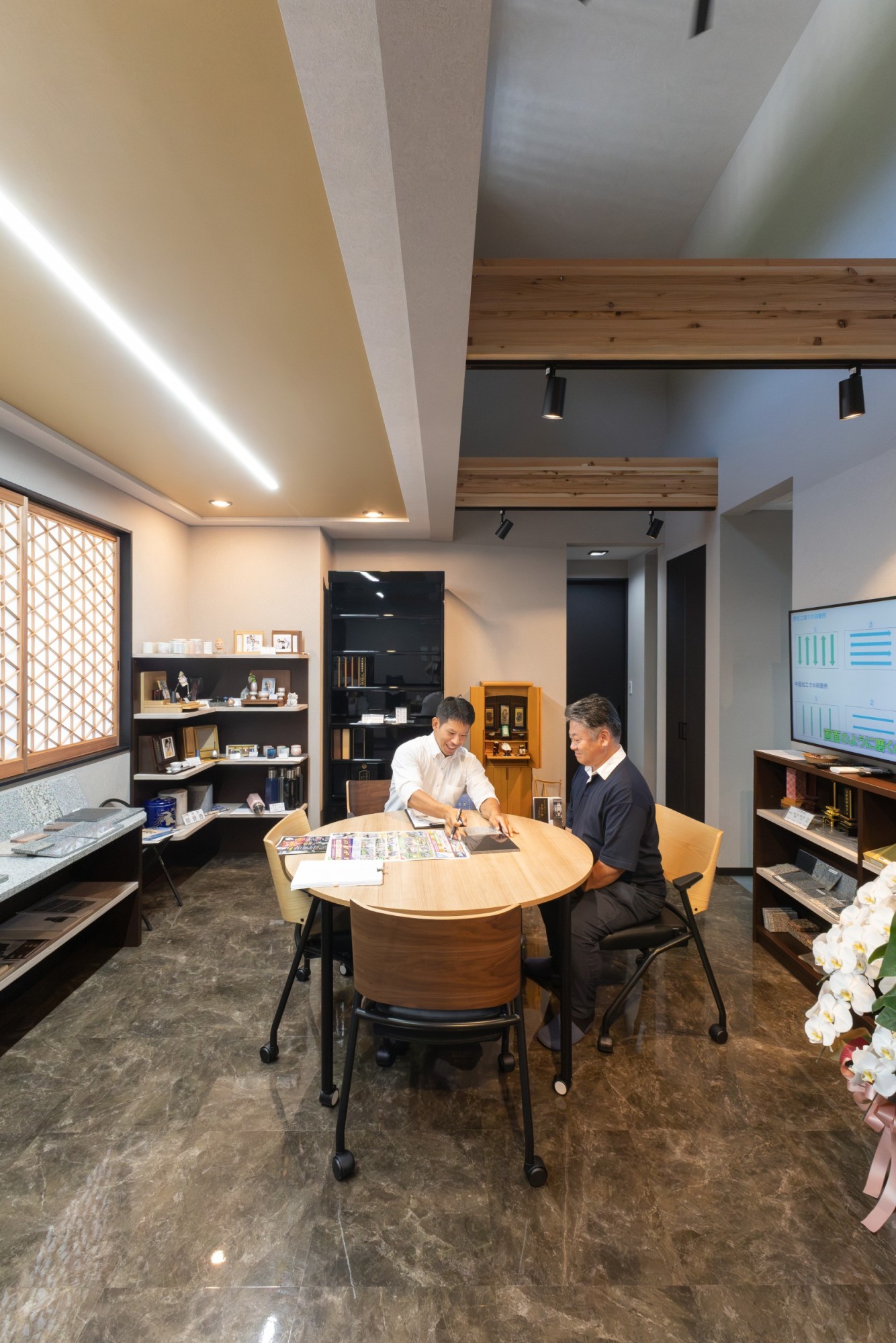 【森本石材様】景観に馴染む、伝統とモダンの調和を感じる店舗