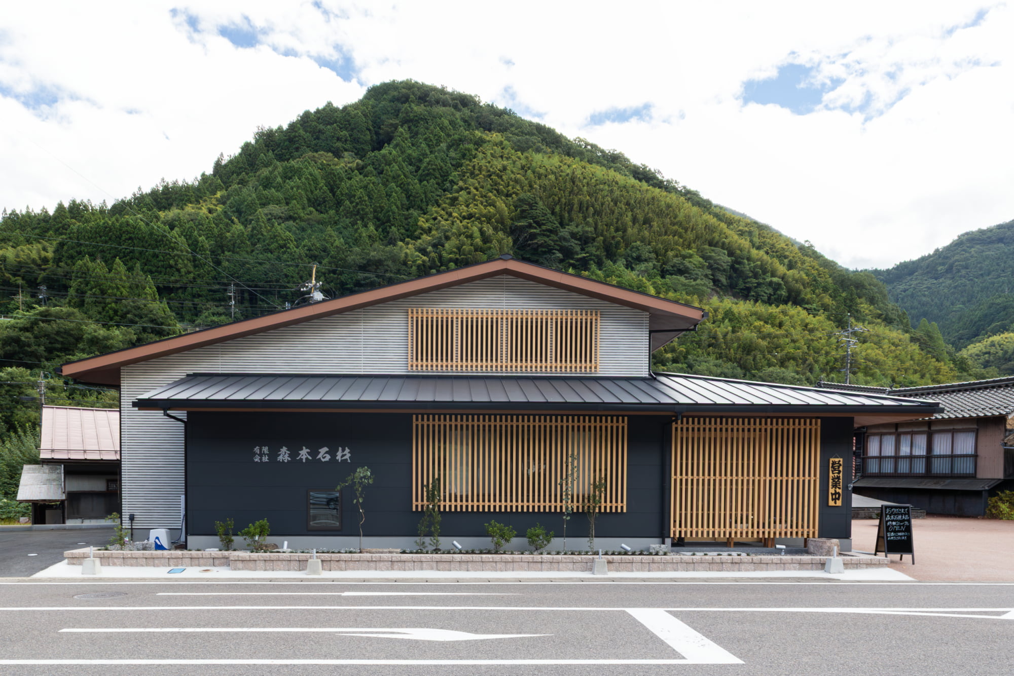 【森本石材様】景観に馴染む、伝統とモダンの調和を感じる店舗